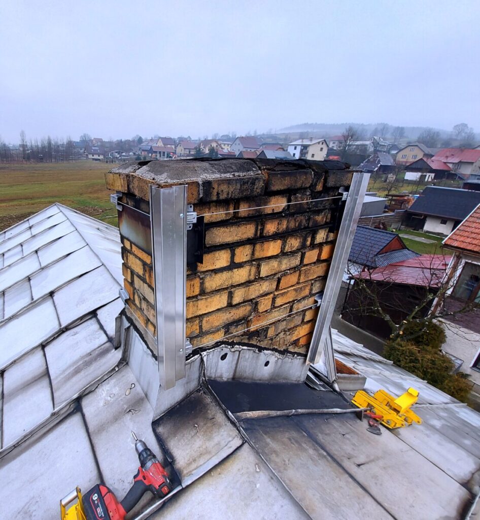 Kazetové oplechovanie komína, ozn. HOK, prírodný hliník, profilovaná plechová krytina
