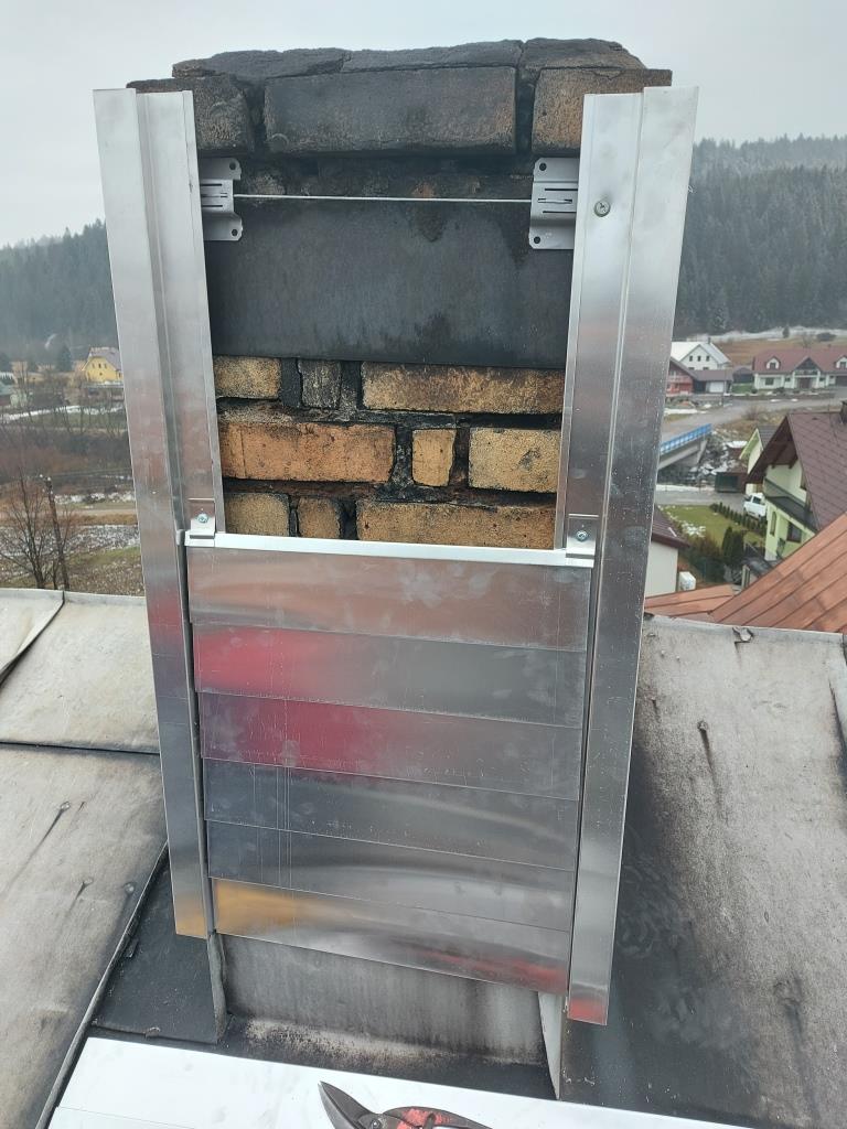 Kazetové oplechovanie komína, ozn. HOK, prírodný hliník, profilovaná plechová krytina